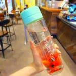 bouteille d'eau transparente avec couvercle vert 800ml