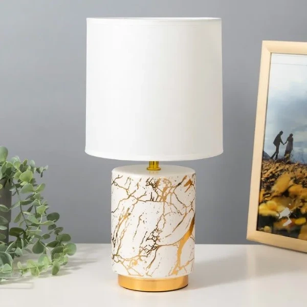 lampe de table cylindrique dorée avec abat-jour