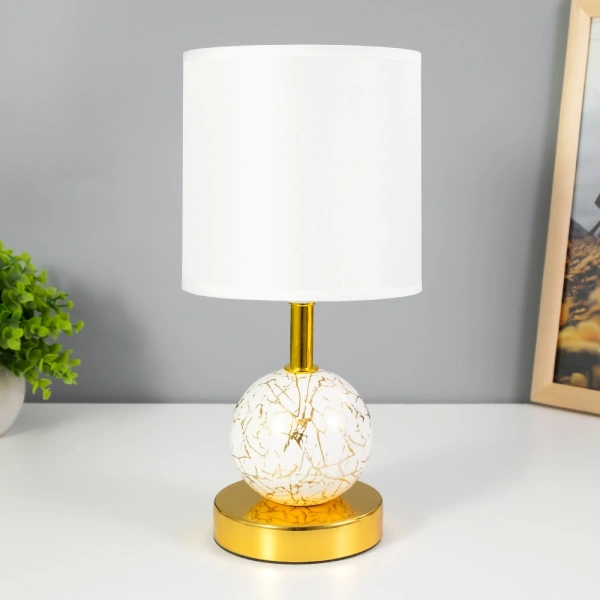 lampe de table sphérique dorée avec abat-jour blanc
