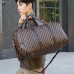 sac de voyage chic keepall damier ébène motif carreaux en cuir pu marron