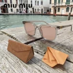 lunettes de soleil miu miu femme style wayfarer gris translucide