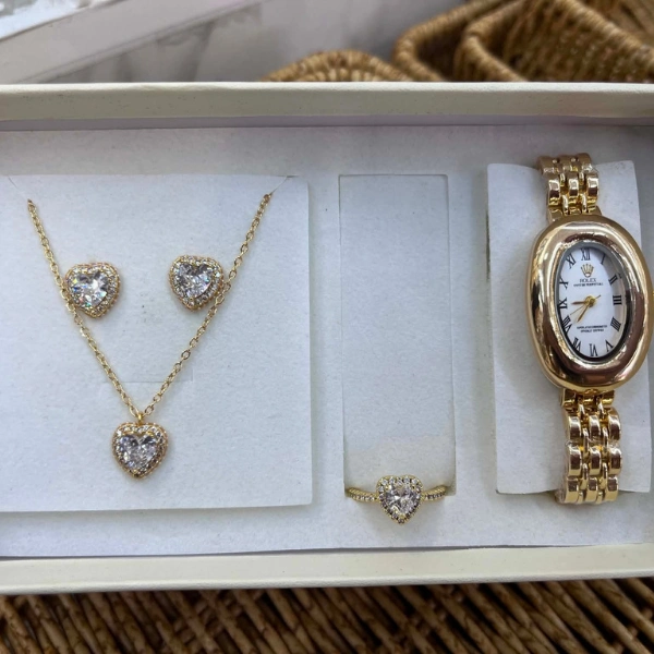 parure bijoux femme élégante montre dorée rolex collier cœur bague boucles d'oreilles strass